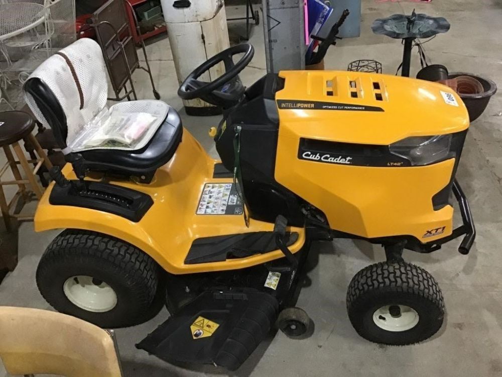 Lot 96: CUB CADET L42 inch HYDRASTAT 65 hrs RIDING MOWER