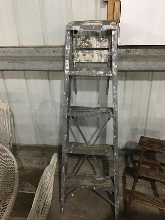 Lot 112: 5 ft ALUMINUM LADDER