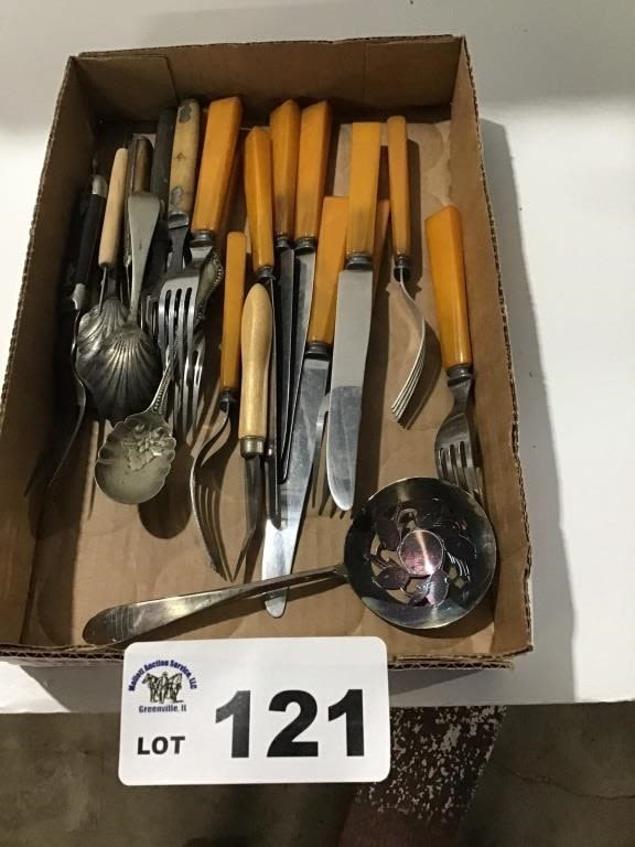 Lot 121: BAKELITE FLATWARE