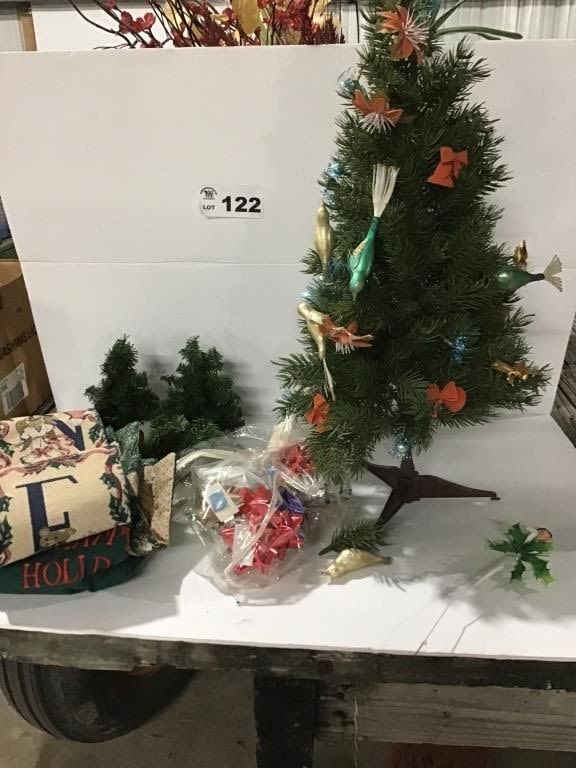 Lot 122: CHRISTMAS TREE, BOWS,