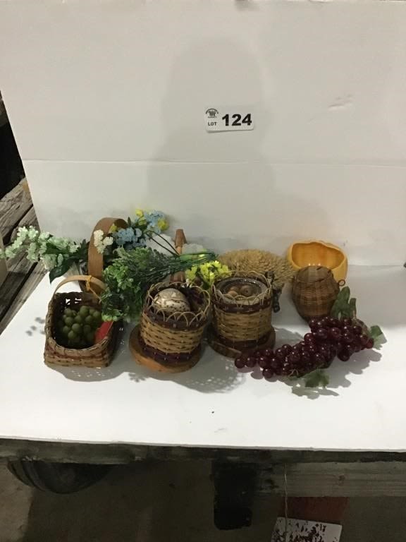 Lot 124: BASKET ARRANGEMENT
