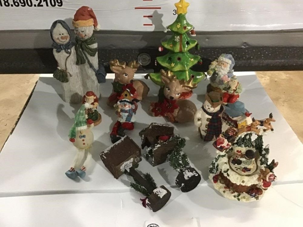 Lot 139: CHRISTMAS DECOR