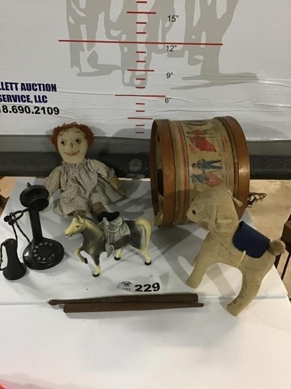 Lot 229: VINTAGE TOYS