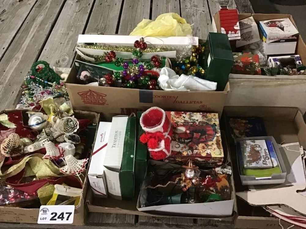 Lot 247: CHRISTMAS DECOR