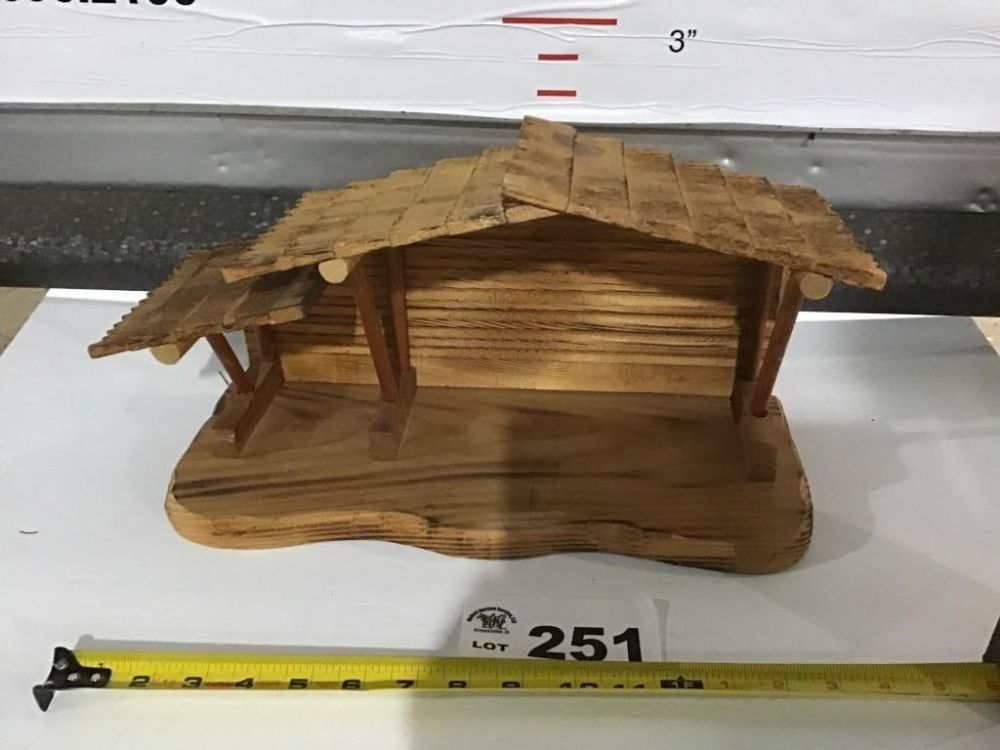 Lot 251: NATIVITY STABLE
