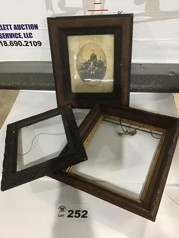 Lot 252: VINTAGE PICTURE FRAMES