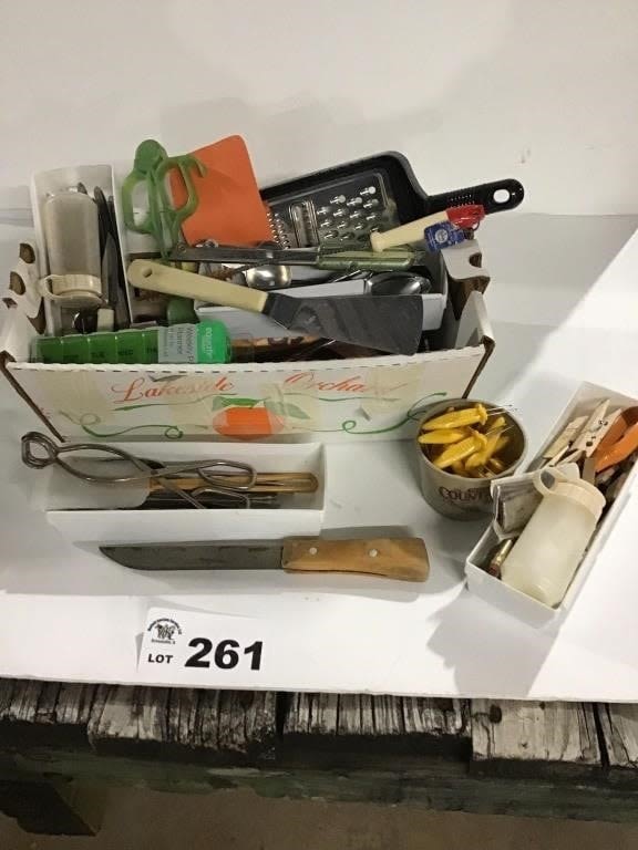 Lot 261: KITCHEN UTENSILS