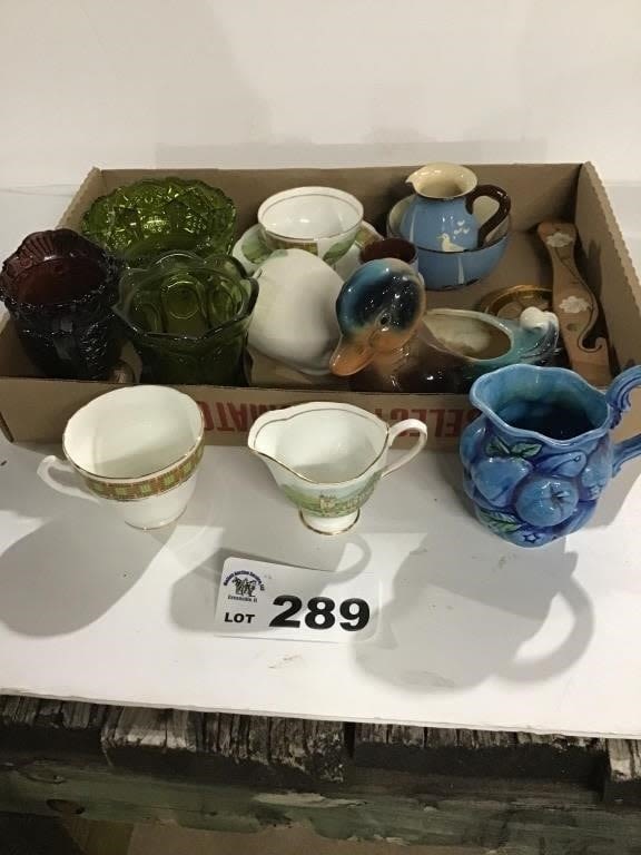 Lot 289: HOME DECOR