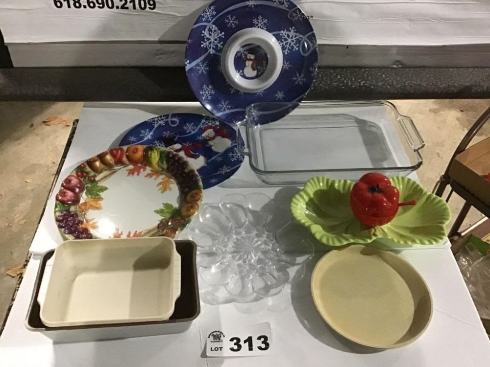Lot 313: TRAYS, BAKING DISH, DIP SETS