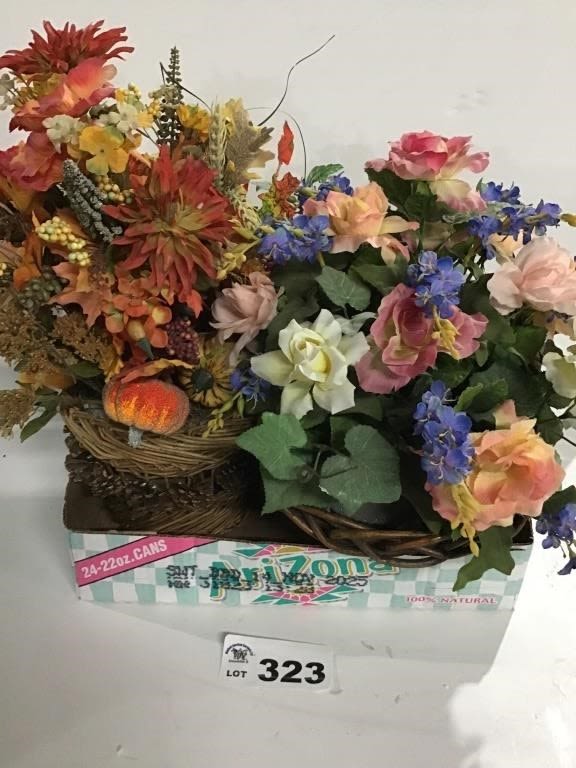 Lot 323: BASKETS FLOWERS