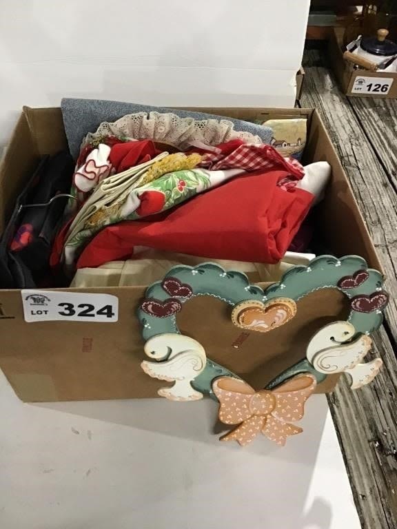 Lot 324: TABLECLOTHS,  PLACEMATS