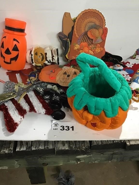 Lot 331: HOLIDAY DECOR