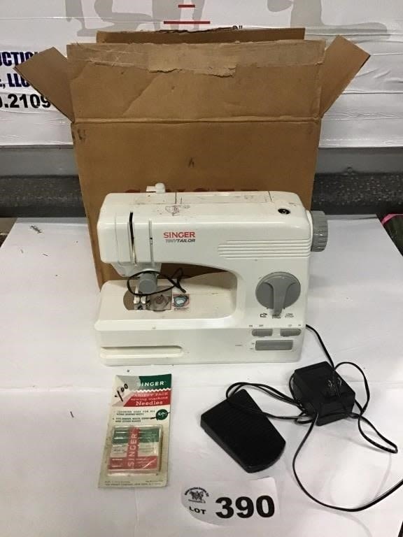 Lot 390: SINGER SEWING MACHINE