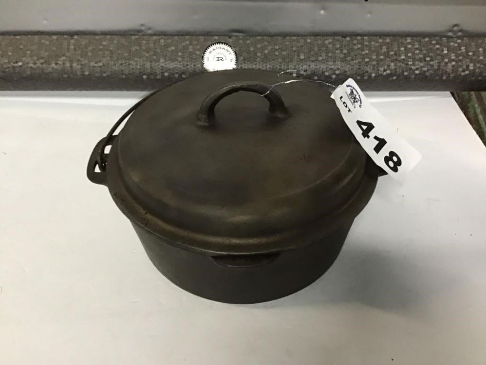 Lot 418: 5 QT CAST IRON DUTCH OVEN