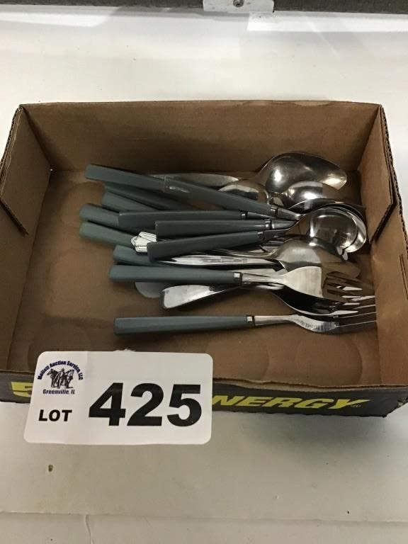 Lot 425: SILVERWARE