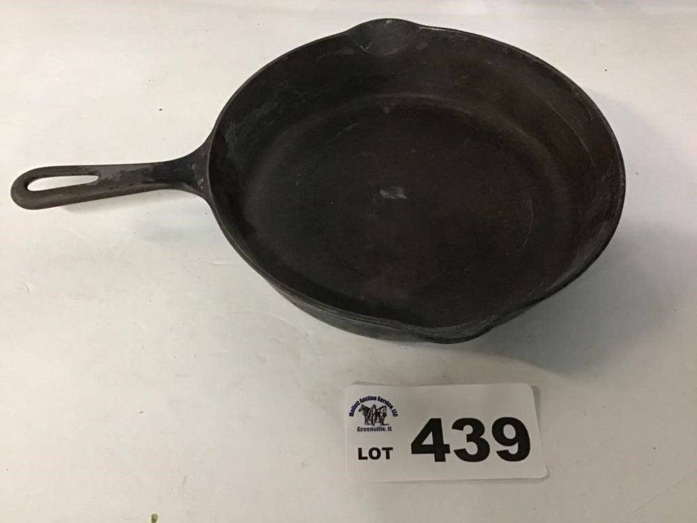Lot 439: GRISWOLD #7 CAST IRON SKILLET