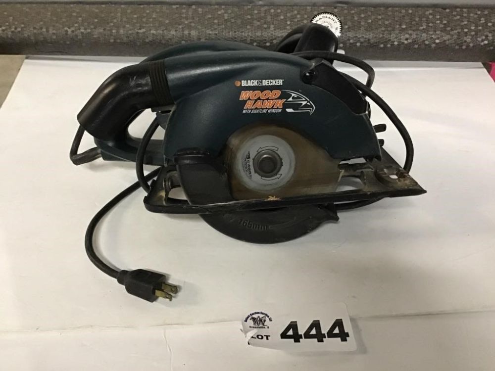 Lot 444: BLACK AND DECKER WOOD HAWK SKIL SAW