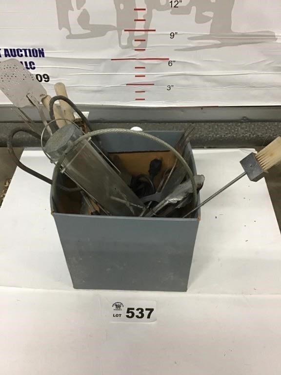 Lot 537: BBQ TOOLS, FINCH FEEDER