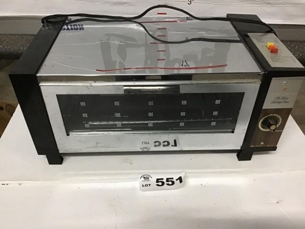 Lot 551: TOASTMASTER DELUXE TABLE TOP OVEN BROILER