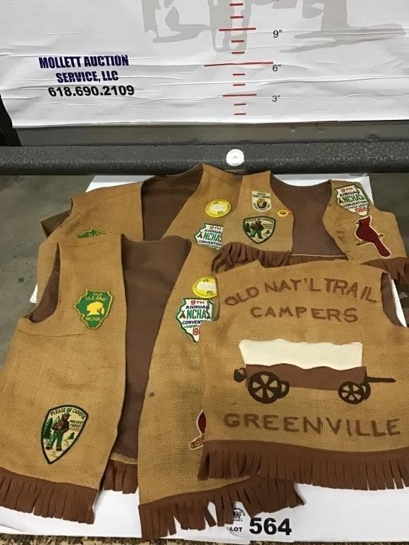 Lot 564: CAMPING CLUB VESTS