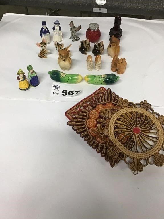 Lot 567: SALT & PEPPERS, TRIVETPADS