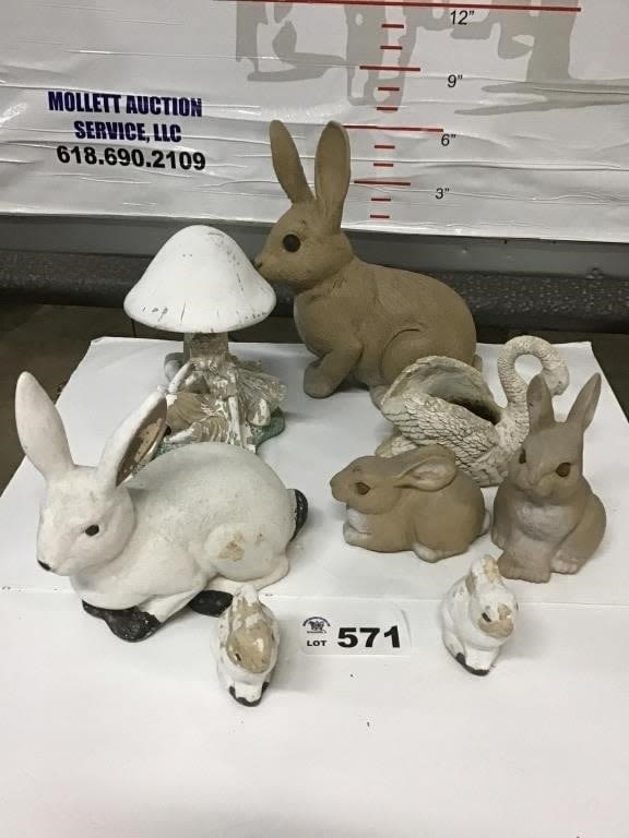 Lot 571: RESIN OUTDOOR ORNAMENTS