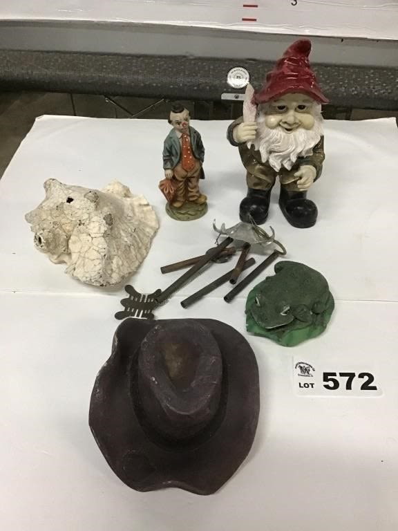 Lot 572: OUTDOOR ORNAMENTS