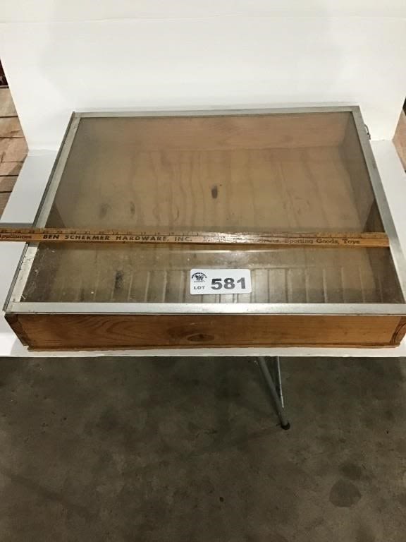 Lot 581: 24 x 20 SHOWCASE