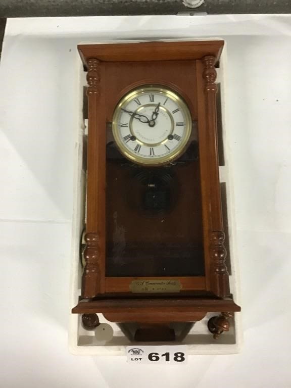 Lot 618: STATUE OF LIBERTY COMMERATIVE CLOCK, NIB