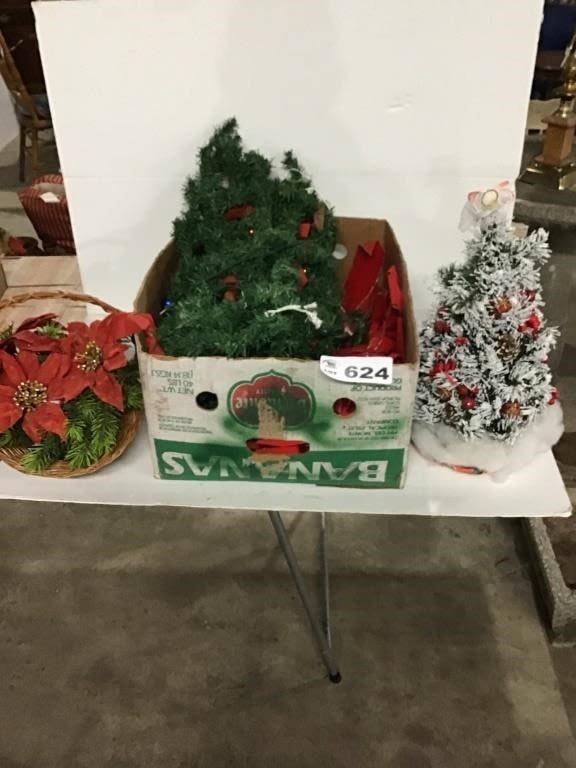 Lot 624: CHRISTMAS DECOR
