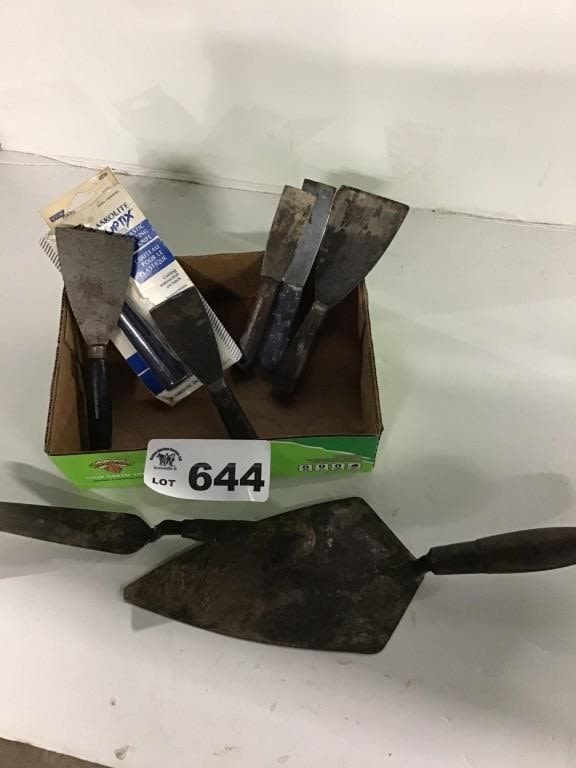 Lot 644: TROWELS,  PUTTY KNIVES