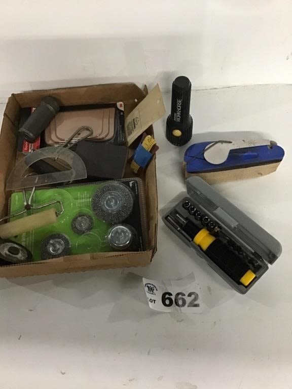Lot 662: SANDER, FLASHLIGHT, TOOLS