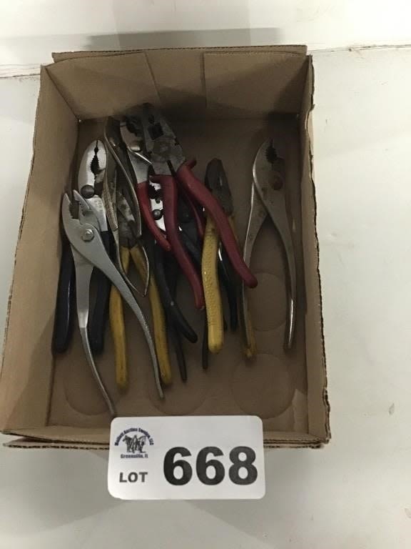 Lot 668: PLIERS
