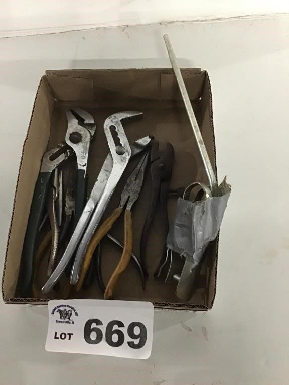 Lot 669: PLIERS, BLOW GUN