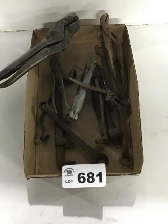 Lot 681: PLIERS AND WRENCHES