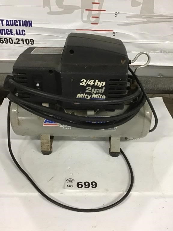 Lot 699: 2 GALLON MITY MITE AIR COMPRESSOR