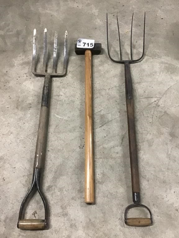 Lot 715: PITCH FORKS, SLEDGEHAMMER