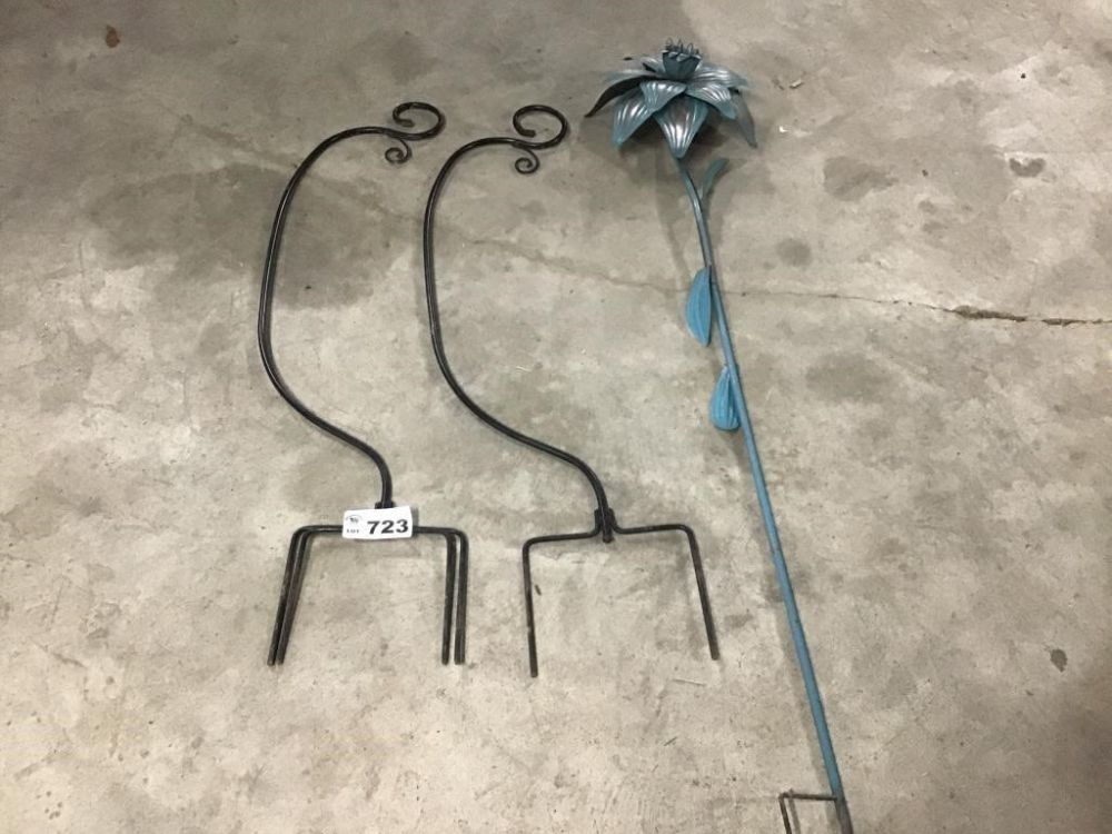 Lot 723: PLANT HANGERS, DECOR