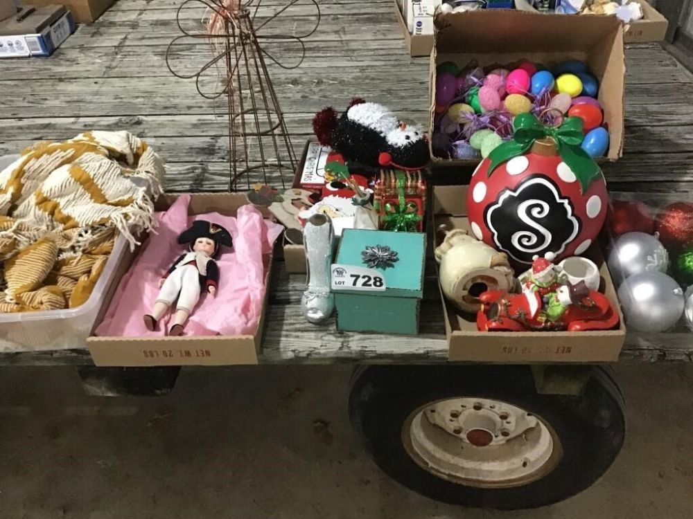 Lot 728: HOLIDAY LOT