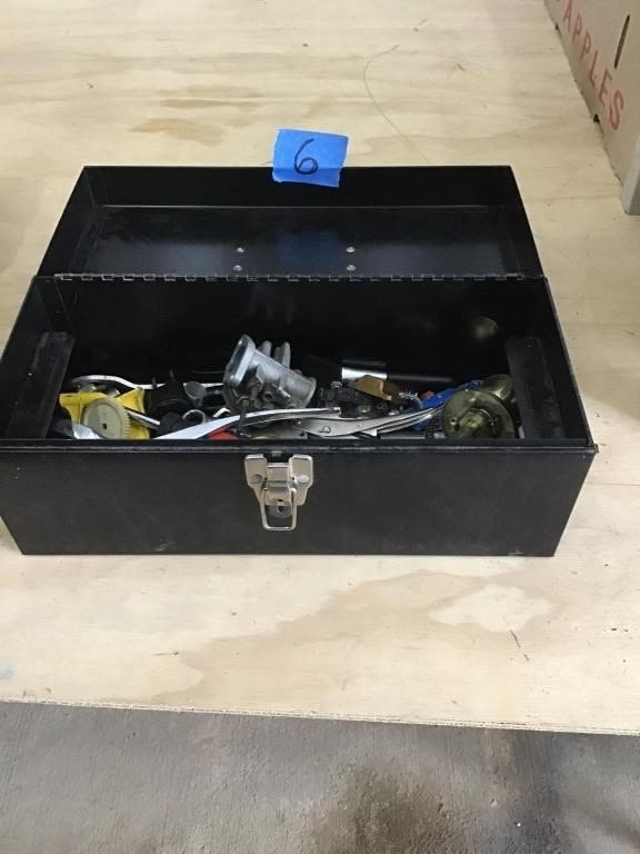 Lot 6: TOOL BOX AND CONTENTS