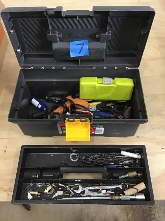 Lot 7: PLASTIC TOOL BOX AND CONTENTS