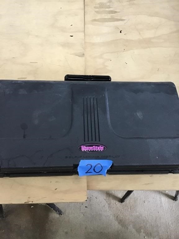 Lot 20: BRIEF CASE / SHOWCASE
