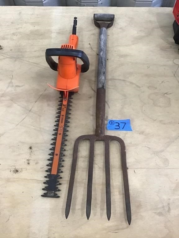 Lot 37: POTATO FORK,  B+D. ELECTRIC HEDGE TRIMMER