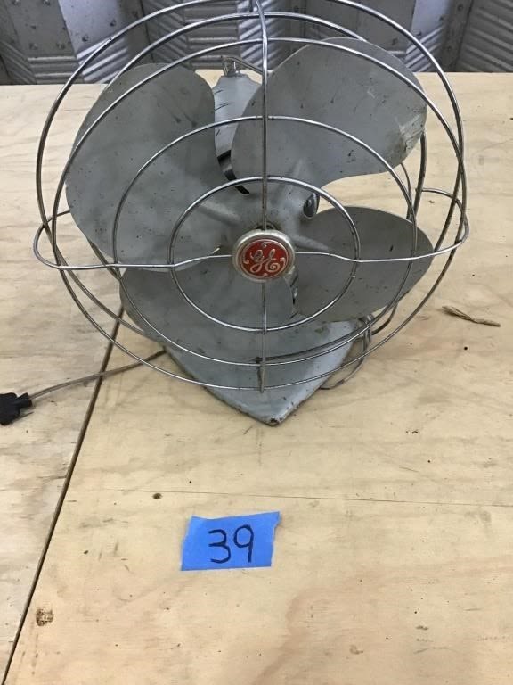Lot 39: VINTAGE FAN