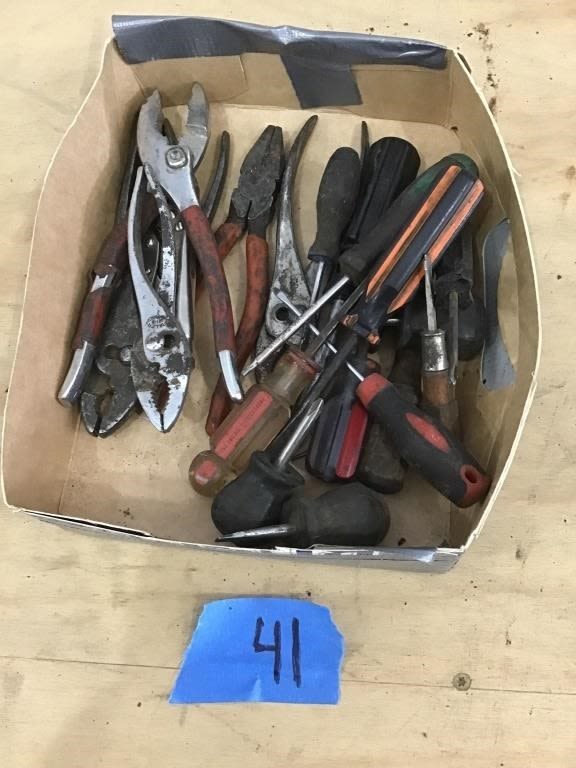 Lot 41: SCREWDRIVERS AND PLIERS