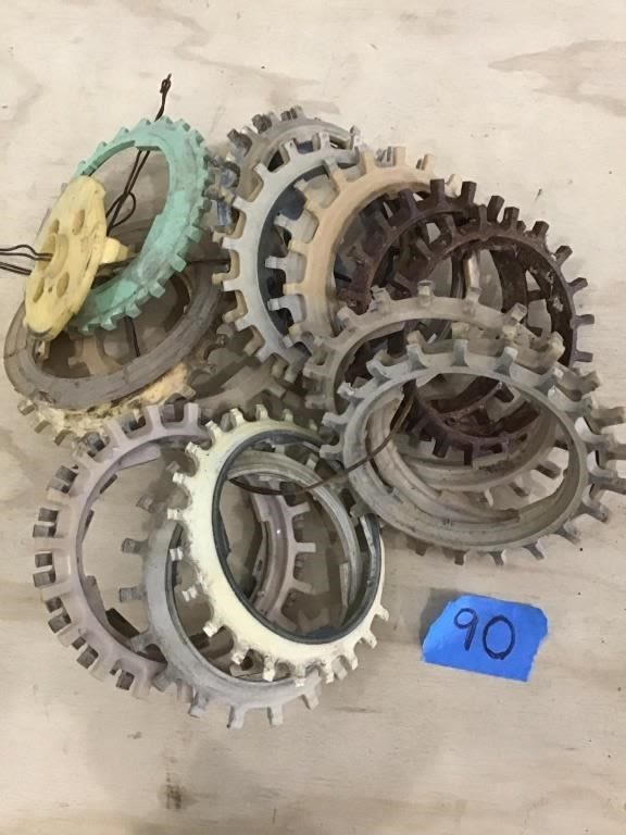 Lot 90: PLANTER PLATES