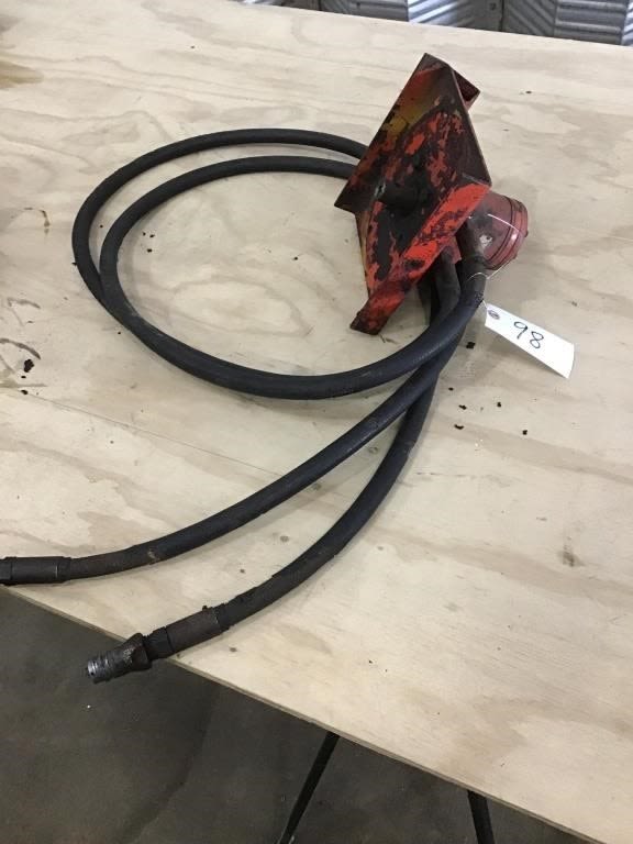 Lot 98: HYDRALIC PUMP AND HOSE
