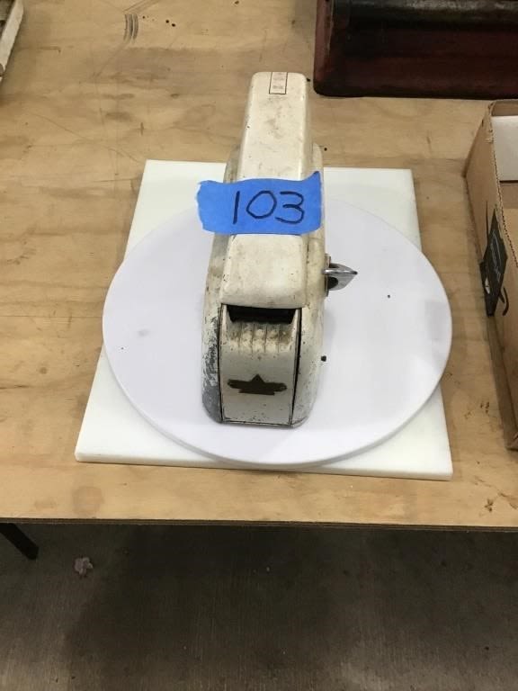 Lot 103: TAPE DISPENSER