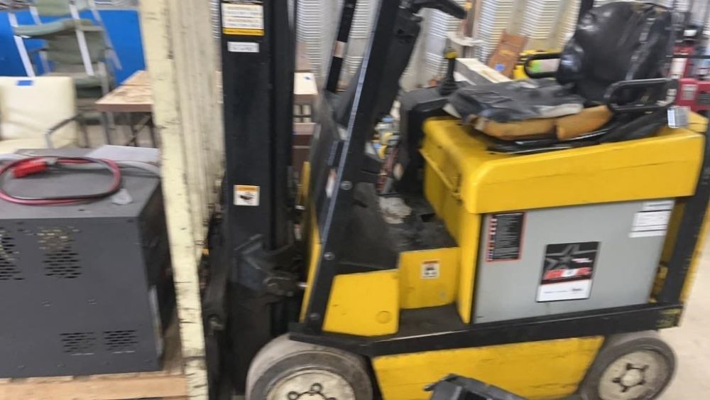 Lot 109: YALE ELECTRIC FORKLIFT W/CHARGER 1955 hrs