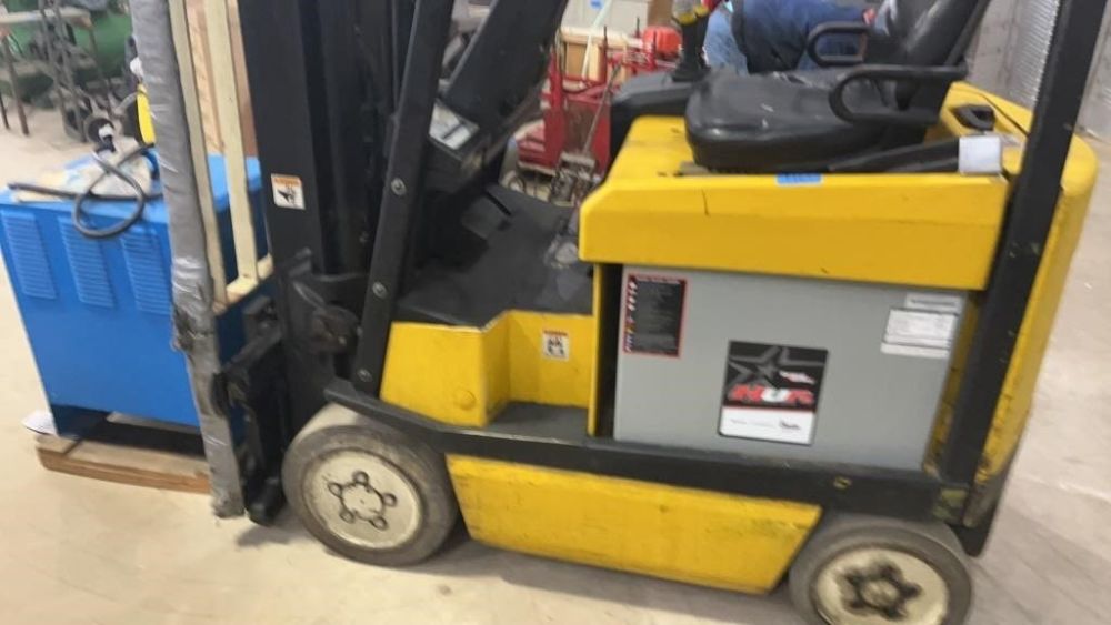 Lot 110: YALE ELECTRIC FORKLIFT W/CHARGER 1955hrs